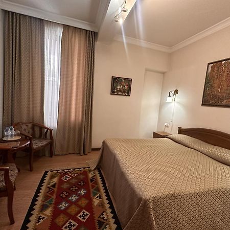 Hin Yerevantsi Hotel Εξωτερικό φωτογραφία